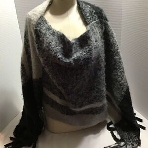 capsule wardrobe black & white pullover‎ wrap striped gray black white Striped